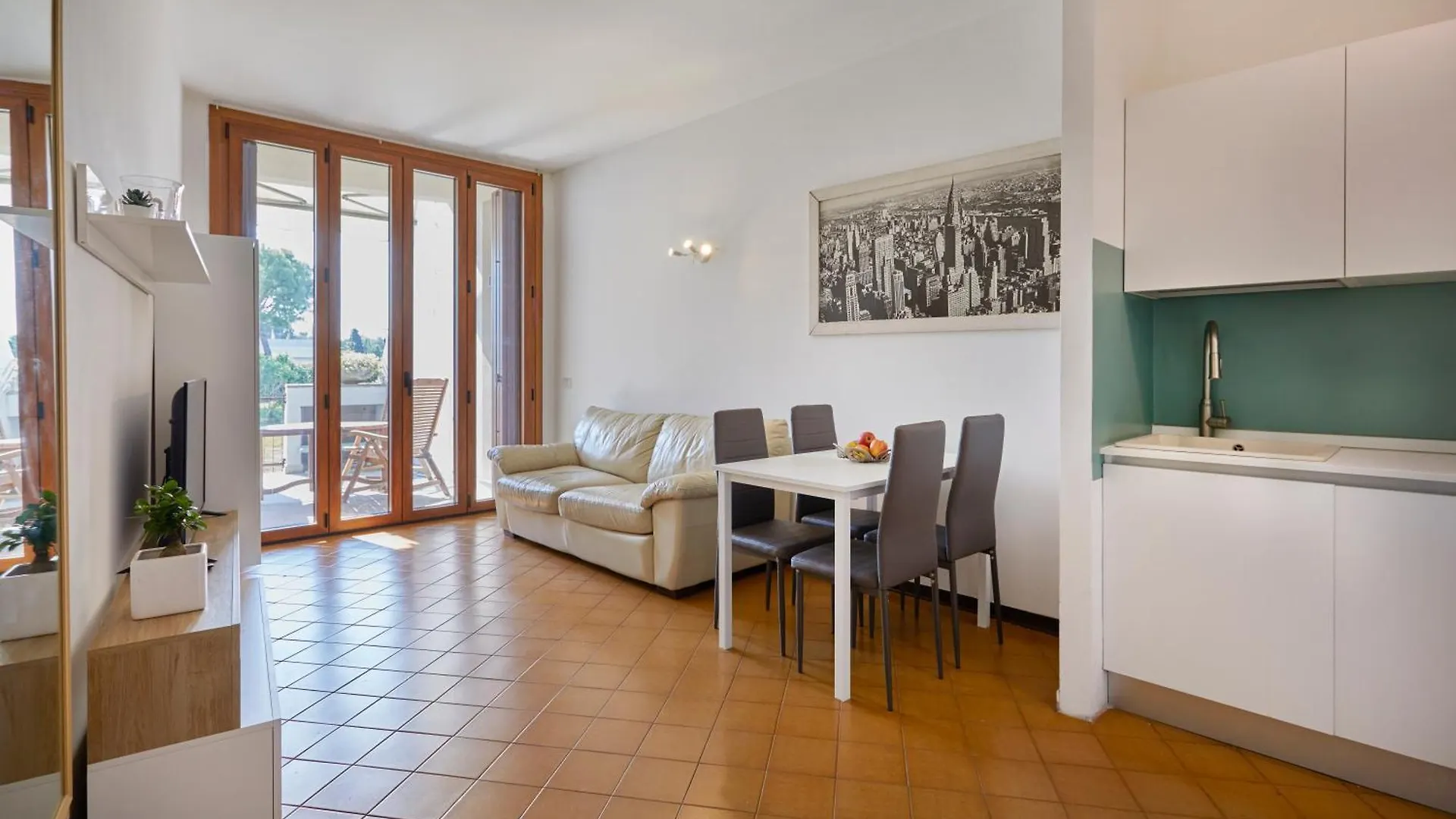 Un Passo Dal Lago - 100Mt Lake - Pool, Free Parking Apartment Desenzano del Garda 0*,  Italy